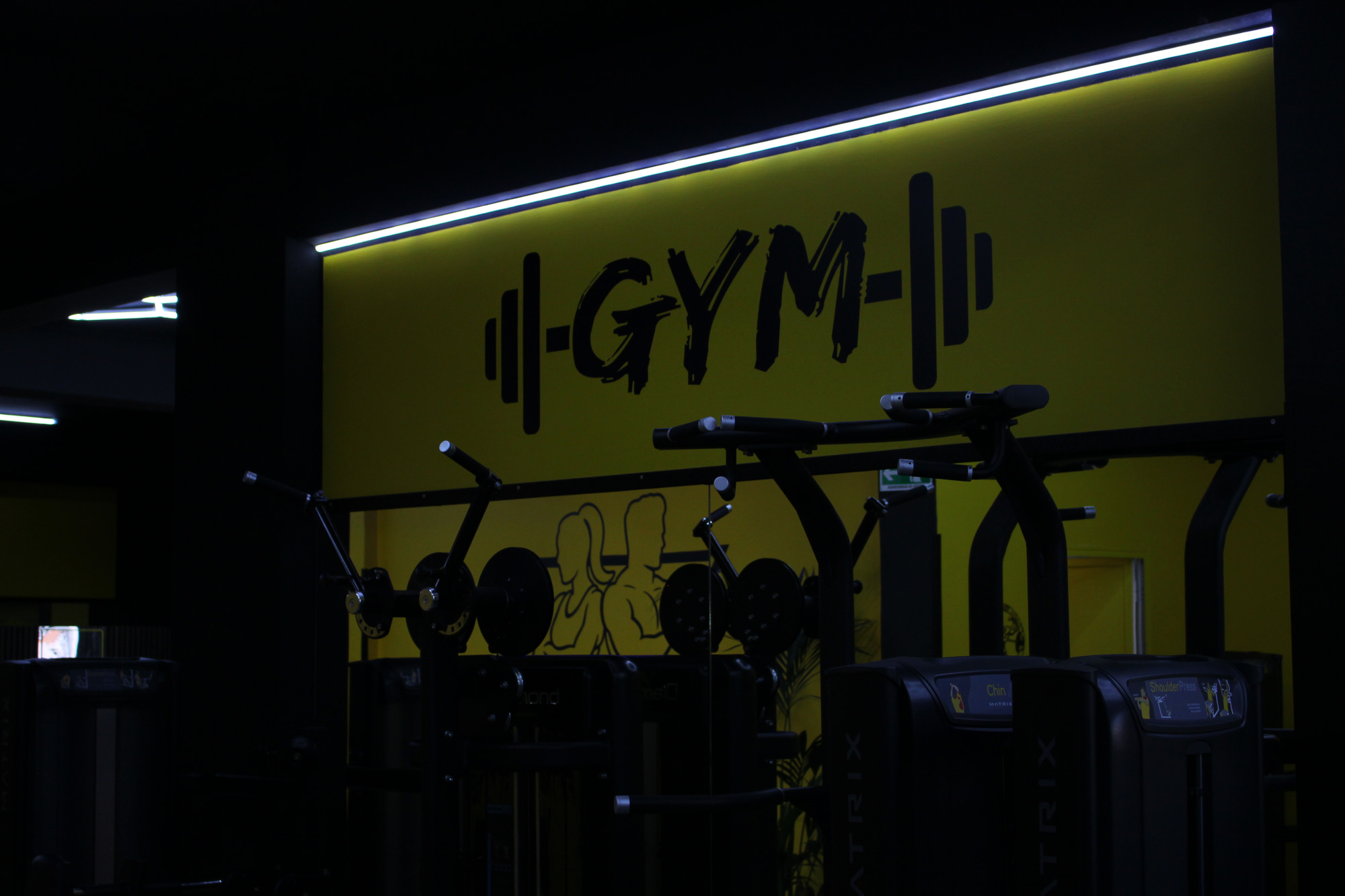 Insegna GYM con illuminazione a LED nella sala attrezzi di Chapo Fitness Palermo