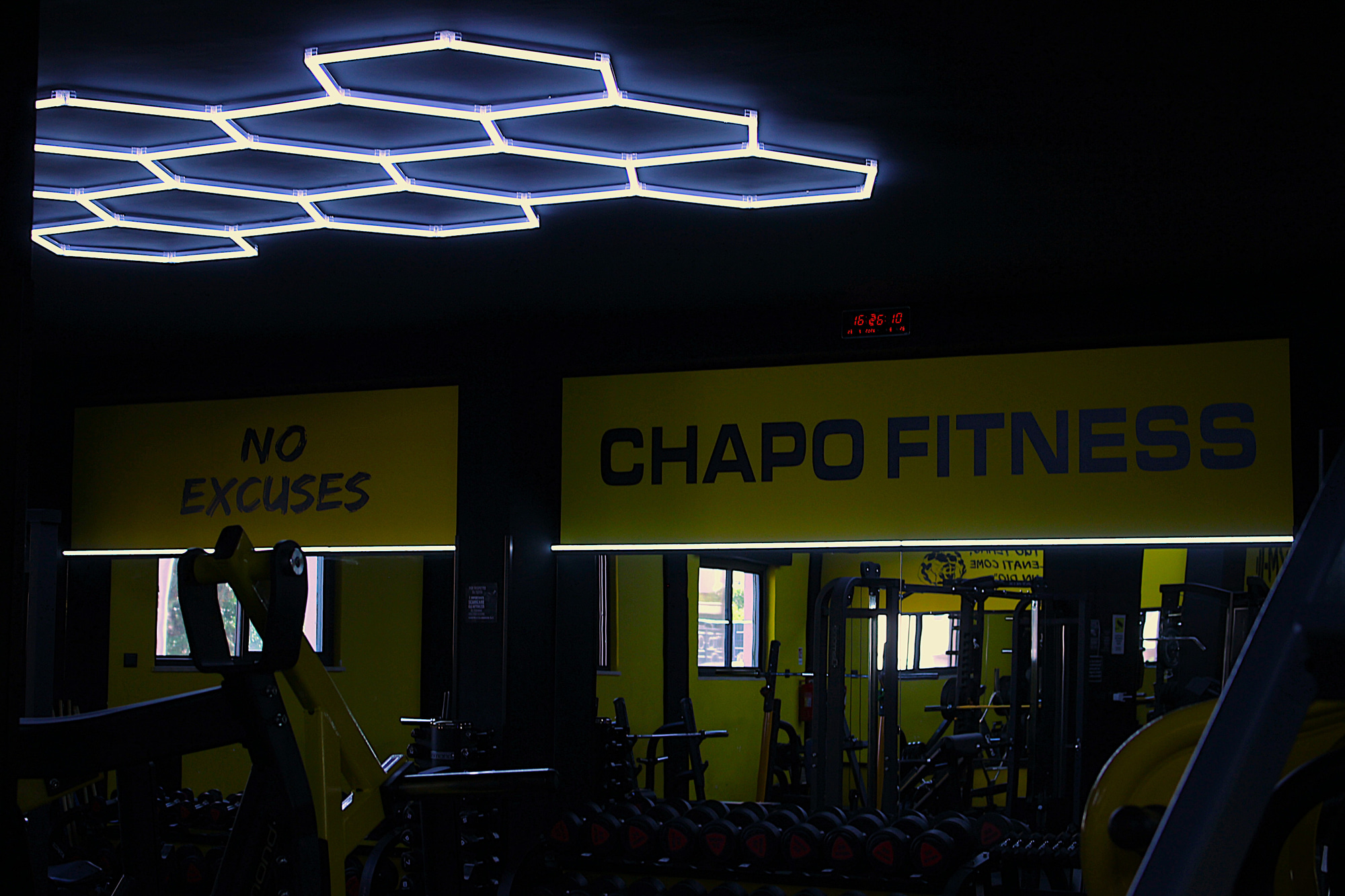 Insegne CHAPO FITNESS e NO EXCUSES con illuminazione esagonale a LED nella sala pesi