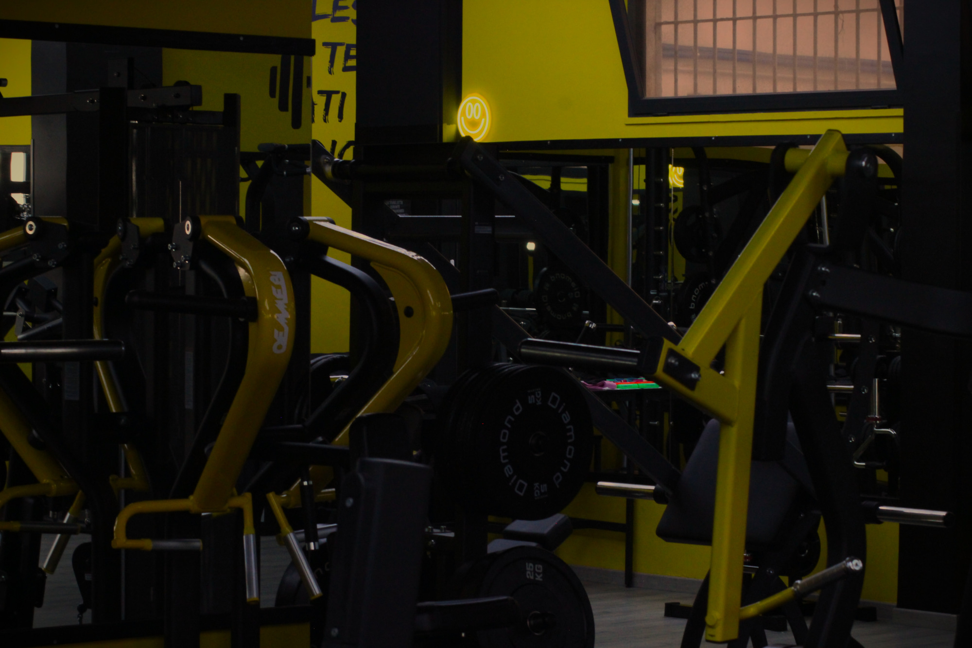 Sala attrezzi con macchinari neri e gialli di Chapo Fitness, palestra zona universitaria Palermo